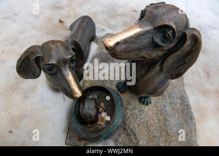 Melikhovo, Moscow Region, Russia - 3 Aprile 2019: monumento dachshunds A.P. Chekhov. Stato Museum-Reserve Literary-Memorial di Anton Chekhov Melikhovo Foto Stock