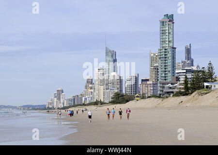 Skyline und Strand von Surfers Paradise, Queensland, Gold Coast, Australien Foto Stock