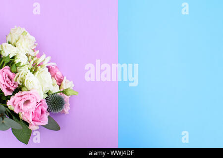 Coloratissimo bouquet di diversi fiori freschi sul blu-viola sfondo. Composizioni floreali. Close up. Foto Stock