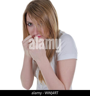 Donna kickboxer atteggiamento di guardia preparati per la lotta isolata su bianco, concentrarsi sull'occhio Foto Stock