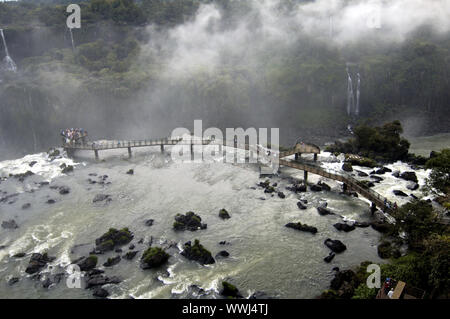 Ponte di visitatori presso le cascate Iguacu in Brasile Foto Stock