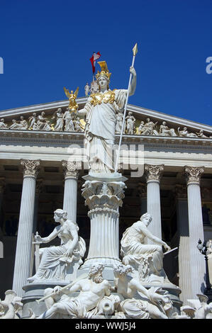 Parlamento austriaco edificio in Vienna con la statua di Athena nella parte anteriore Foto Stock