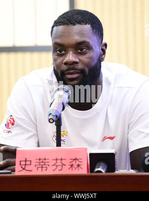 American giocatore di pallacanestro professionale lancia Stephenson prende parte in una conferenza stampa tenuta dal Liaoning battenti Leopardi, un cinese di pallacanestro professionale team giocando nel nord della divisione del cinese di pallacanestro (CBA) e annuncia che egli si usura No.1 jersey la prossima stagione in Shenyang City, a nord-est della Cina di provincia di Liaoning, 14 settembre 2019. Foto Stock