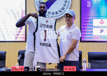 American giocatore di pallacanestro professionale lancia Stephenson, sinistra, prende parte in una conferenza stampa tenuta dal Liaoning battenti Leopardi, un cinese di pallacanestro professionale team giocando nel nord della divisione del cinese di pallacanestro (CBA) e annuncia che egli si usura No.1 jersey la prossima stagione in Shenyang City, a nord-est della Cina di provincia di Liaoning, 14 settembre 2019. Foto Stock