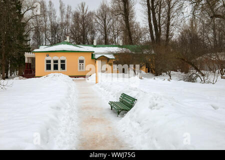 Melikhovo, Moscow Region, Russia - 3 Aprile 2019: Principale Manor House nel pomeriggio d'inverno. Stato Museum-Reserve Literary-Memorial di Anton Chekhov Melikho Foto Stock