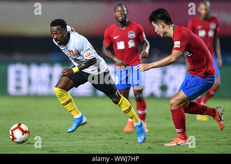 Il calcio brasiliano player Fernando Henrique dell Hebei Cina Fortune F.C., sinistra, mantiene la sfera durante il ventitreesimo round match della Chinese Football Association Super League (CSL) contro l Henan Jianye nella Città di Zhengzhou, centrale cinese della provincia di Henan, 14 settembre 2019. L Henan Jianye stracciati Hebei Cina Fortune con 4-1 al XXIV round match della Chinese Football Association Super League (CSL) nella Città di Zhengzhou, centrale cinese della provincia di Henan, 14 settembre 2019. Foto Stock