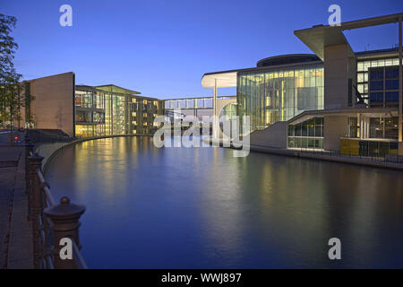 Sprea nel quartiere governativo con Jakob Kaiser House, Paolo Loebe House Foto Stock