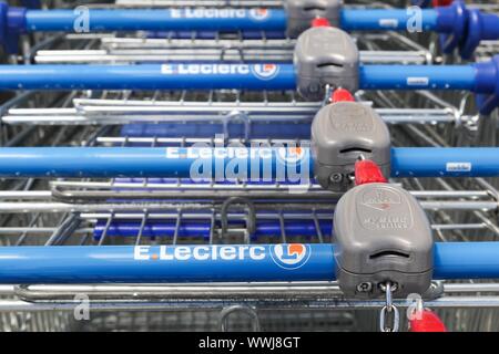 Decines, Francia - 13 Giugno 2019: Leclerc shopping cart. Leclerc è un ipermercato francese catena con più di 110 negozi in Europa Foto Stock