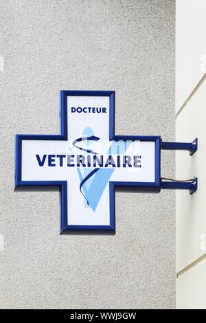 Toulon, Francia - Agosto 15, 2019: logo veterinari su una parete in Francia Foto Stock