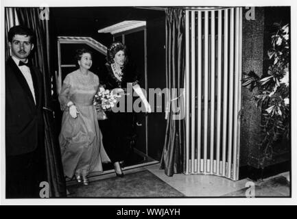 Queen Elizabeth ll frequentando il premier di Andrew Lloyd Weber Musical Starlight Express 22 Marzo 1984 Foto Stock