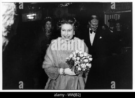 Queen Elizabeth ll frequentando il premier di Andrew Lloyd Weber Musical Starlight Express 22 Marzo 1984 Foto Stock