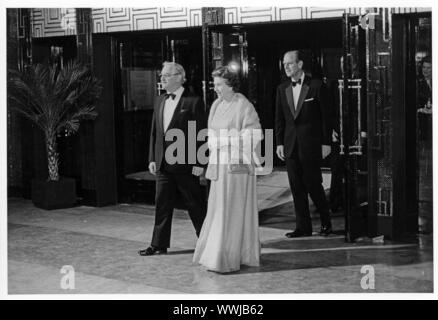 Queen Elizabeth ll frequentando il premier di Andrew Lloyd Weber Musical Starlight Express 22 Marzo 1984 Foto Stock