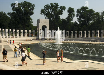 Fontana nel Atlantik round arch con padiglione e le colonne del monumento per la seconda guerra mondiale Foto Stock