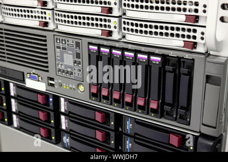 Stack di server con unità disco rigido in un data center di backup e archiviazione di dati Foto Stock