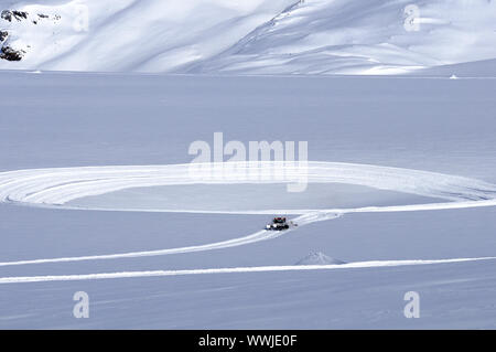 Preparazione di uno sci di fondo sentiero sul ghiacciaio Plaine-Morte Foto Stock