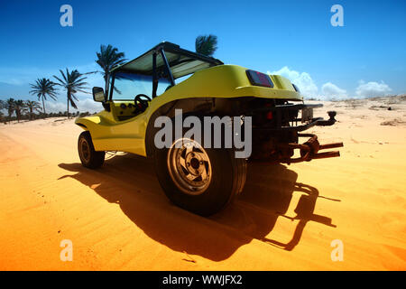 Desert buggy nel deserto di sabbia sotto il cielo blu Foto Stock