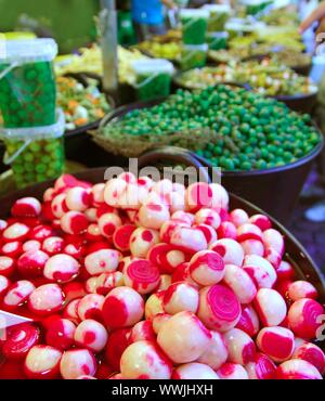 Cipolla aceto olive e sottaceti food texture prospettiva di mercato Foto Stock