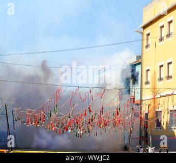 Fuochi d'artificio petardi che esplodono in fumo street in Spagna fest Foto Stock