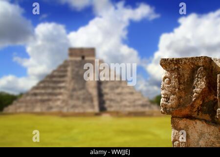 Chichen Itza Tzompantli il muro di teschi e Piramide di Kukulkan Foto Stock