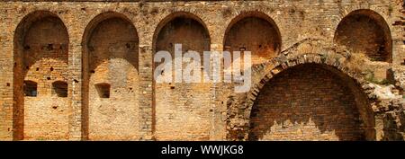 Castello fort parete in Ainsa village Pirenei Aragonesi Foto Stock