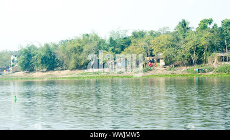 Gange fiume shore (nome locale Damodar ) nel tempo al tramonto con lussureggiante tropicale delle pianure di Gangetic nella Purbasthali, West Bengal, India. Un India rurale landsc Foto Stock