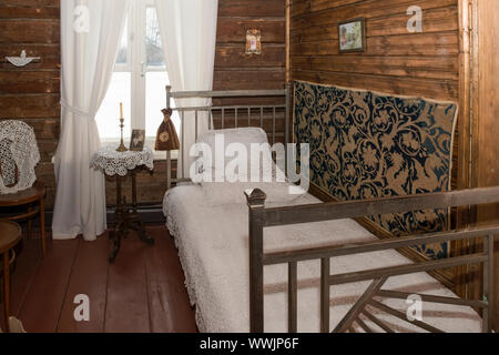 Melikhovo, Moscow Region, Russia - 3 Aprile 2019:l'interno della camera del docente nella scuola Zemsky in Melikhovo, costruito a spese del Foto Stock