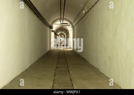 Passaggio stretto in underground hospital (Jersey War Tunnel) Foto Stock