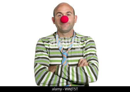 Attore clown che presentano bracci incrociati clown naso e tirante Foto Stock