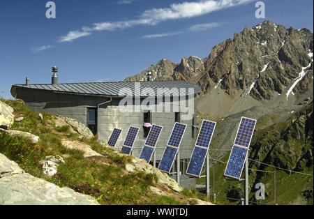 Cabane du Velan con i suoi sei pannelli solari, Vallese Foto Stock