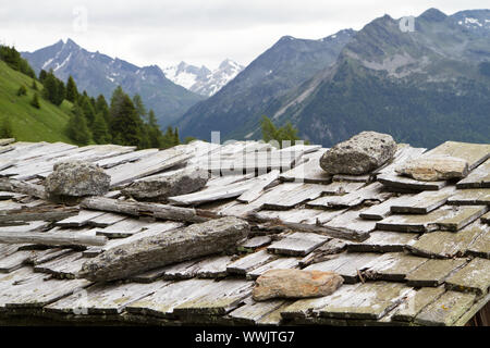 Legno stagionato ghiaia tetto nelle Alpi Foto Stock