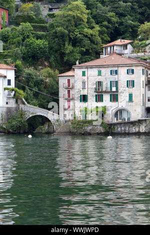 Vecchia casa residenziale a Nesso sul Lago di Como, Italia Foto Stock