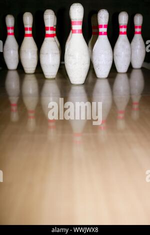 Bowling fila bolo riflessione sul pavimento in parquet Foto Stock