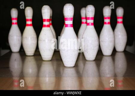 Bowling fila bolo riflessione sul pavimento in parquet Foto Stock