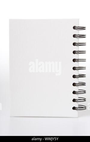 Notebook bianco con anello nero leganti, isolato su bianco Foto Stock