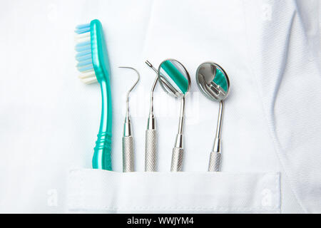 Dentista bianco Pocket con spazzolino e specchio angolato Foto Stock