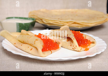 Due pancake con caviale rosso su piastra Foto Stock