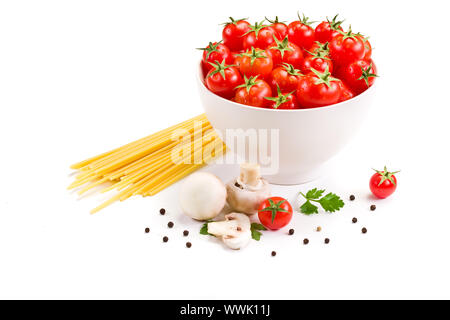 Foto di deliziosi ingredienti usati per la pasta italiana su sfondo bianco Foto Stock