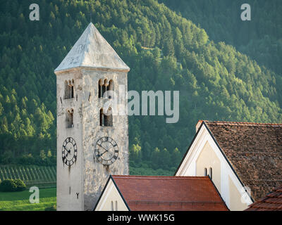 Il campanile della chiesa di San Marco a Lasa (Alto Adige, Italia) su una soleggiata sera in estate Foto Stock