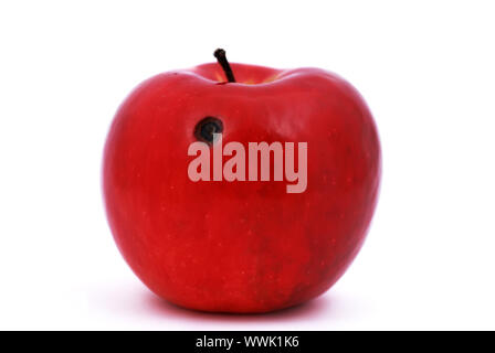 Red apple con un foro increspato su sfondo bianco Foto Stock