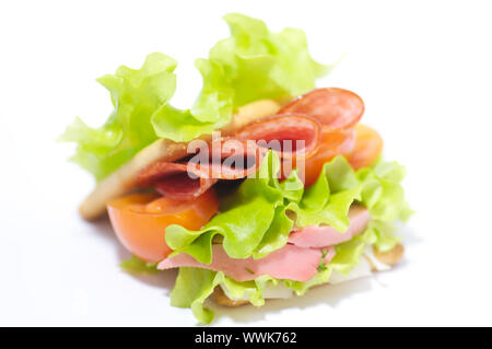 Pane integrale sandwich con salchichone e verdure Foto Stock