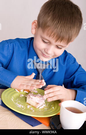 Ritratto di un bambino che mangia la torta Foto Stock