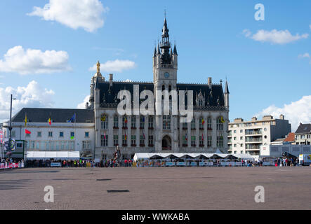 Sint Niklaas, Belgio, 8 settembre 2019, Grand St Nicholas Market con il Municipio e la Nostra Signora di aiuto Foto Stock