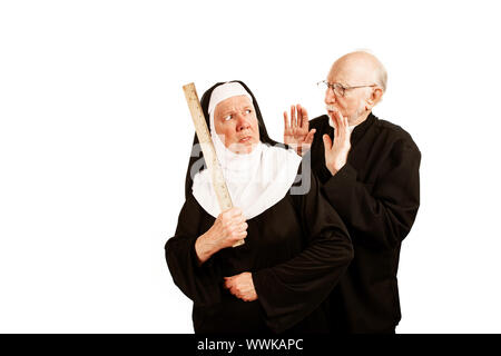 Funny sacerdote ammonisce arrabbiato nun con righello come arma Foto Stock