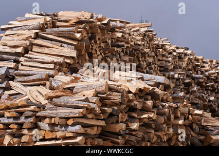 Grosse cataste di legna per il periodo invernale Foto Stock