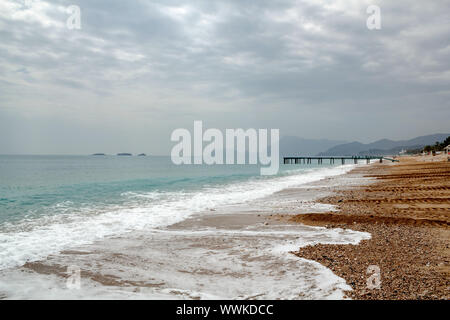 Spiaggia con molo del mare Mediterraneo Foto Stock