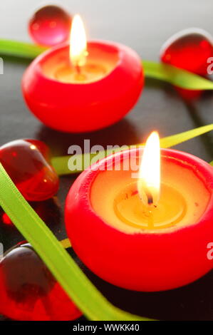 Candele rosse con una luce calda che mostra l'amore o romanticismo concetto Foto Stock