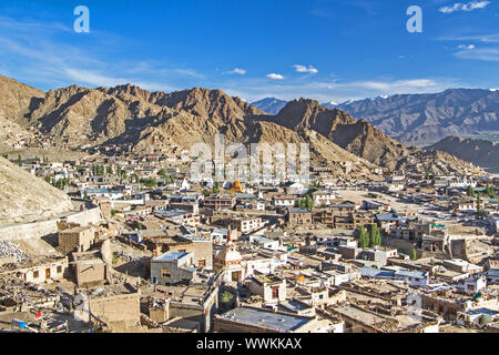 La città di Leh in Ladakh India del Nord Foto Stock