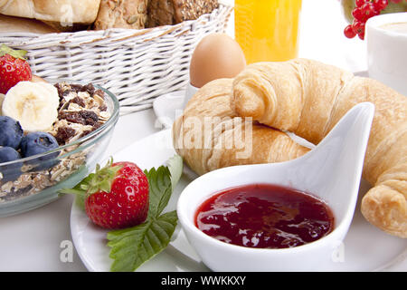 Prima colazione francese con cornetto marmellata isolato su bianco Foto Stock