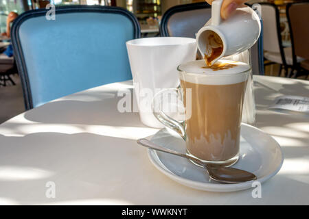 Colata di tazza di latte caldo il caffè in schiuma di latte, stile italiano Foto Stock