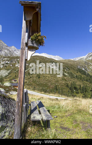 Edicola con banco in Alto Adige Foto Stock